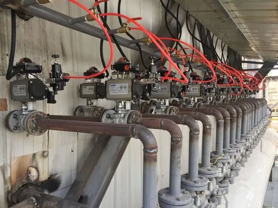 Máquina de Llenado Horizontal Totalmente Automática con Válvula de Llenado Multicabezal, Elevación Neumática y Control PLC para Pegamento de Vidrio, Pegamento de Silicona y Pegamento Sellador